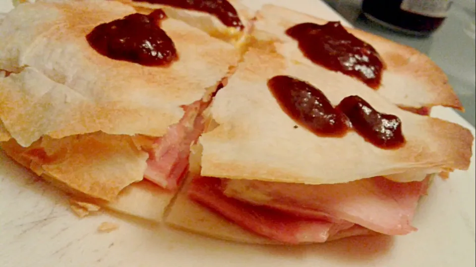 baked ham and cheese quesadilla  (sincronizada)|Jorge Bernal Márquezさん