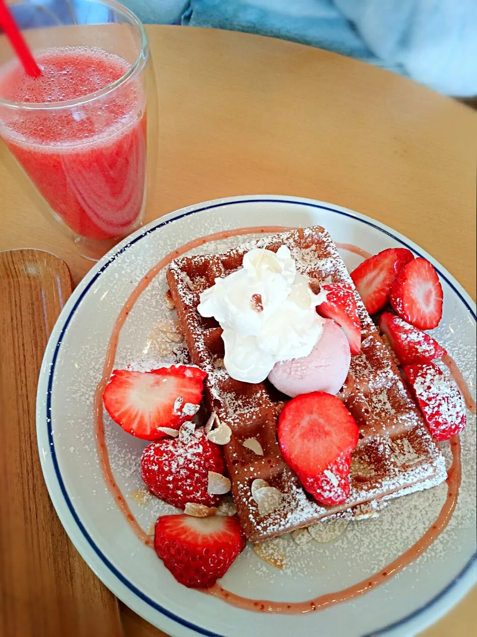 なかじま農園カフェ の 🍓苺畑のワッフル＆ 🍓生ジュース|yucaxxxさん