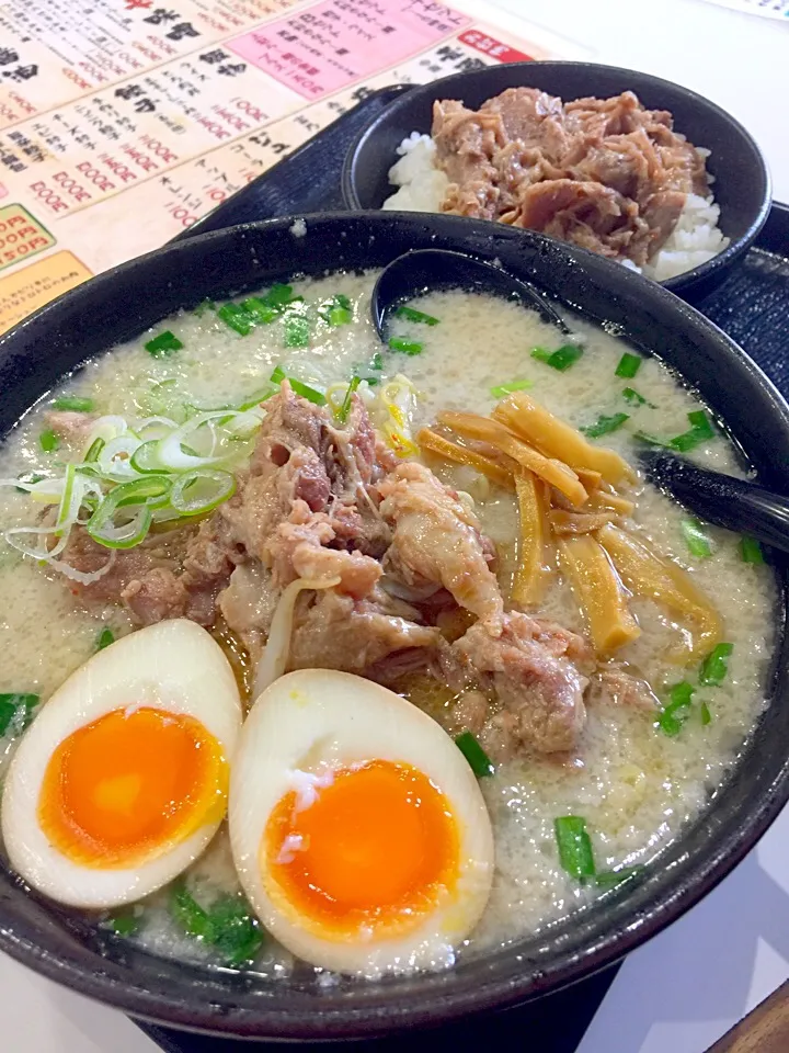 Snapdishの料理写真:とろ肉塩ら〜めん＋とろ肉丼@豪屋|ま〜てぃんさん