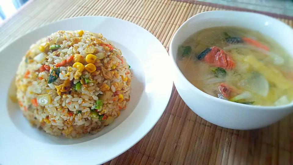 鮭ｺｰﾝ炒飯&鮭の味噌汁～
の昼ごはん✨|kaz(*･ω･)さん