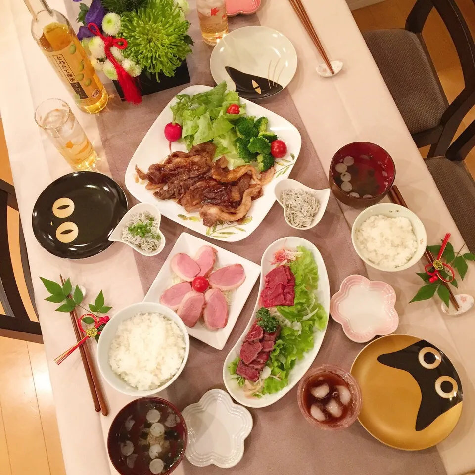 Snapdishの料理写真:1/3❤︎お正月休み最後の晩ごはん❤︎
・黒毛和牛のカルビ焼肉&グリーンサラダ
・釜揚げシラス干し
・合鴨ロース
・馬刺し
・ごはん
・お吸い物|Makinsさん