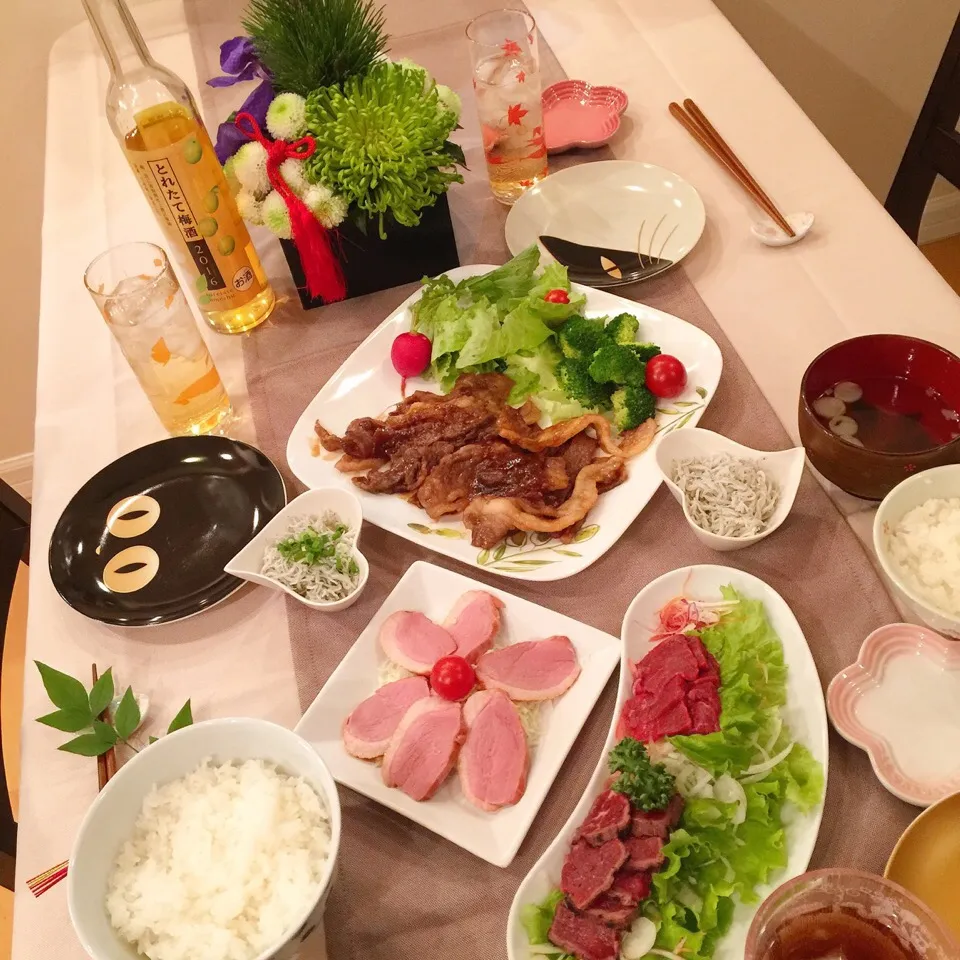 1/3❤︎お正月休み最後の晩ごはん❤︎
・黒毛和牛のカルビ焼肉&グリーンサラダ
・釜揚げシラス干し
・合鴨ロース
・馬刺し
・ごはん
・お吸い物|Makinsさん