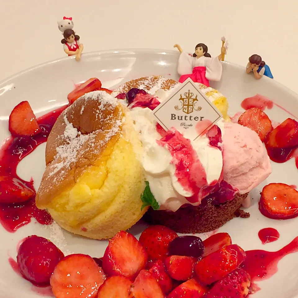 苺たっぷり、2色のふわふわスフレパンケーキ#パンケーキ#苺#スフレパンケーキ#ベリー#チョコ|如月 螢さん