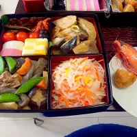 Snapdishの料理写真:おせち料理🎍
なます、ブリ大根、筑前煮、海老の酒蒸し、かまぼこなどなど|♥️さん