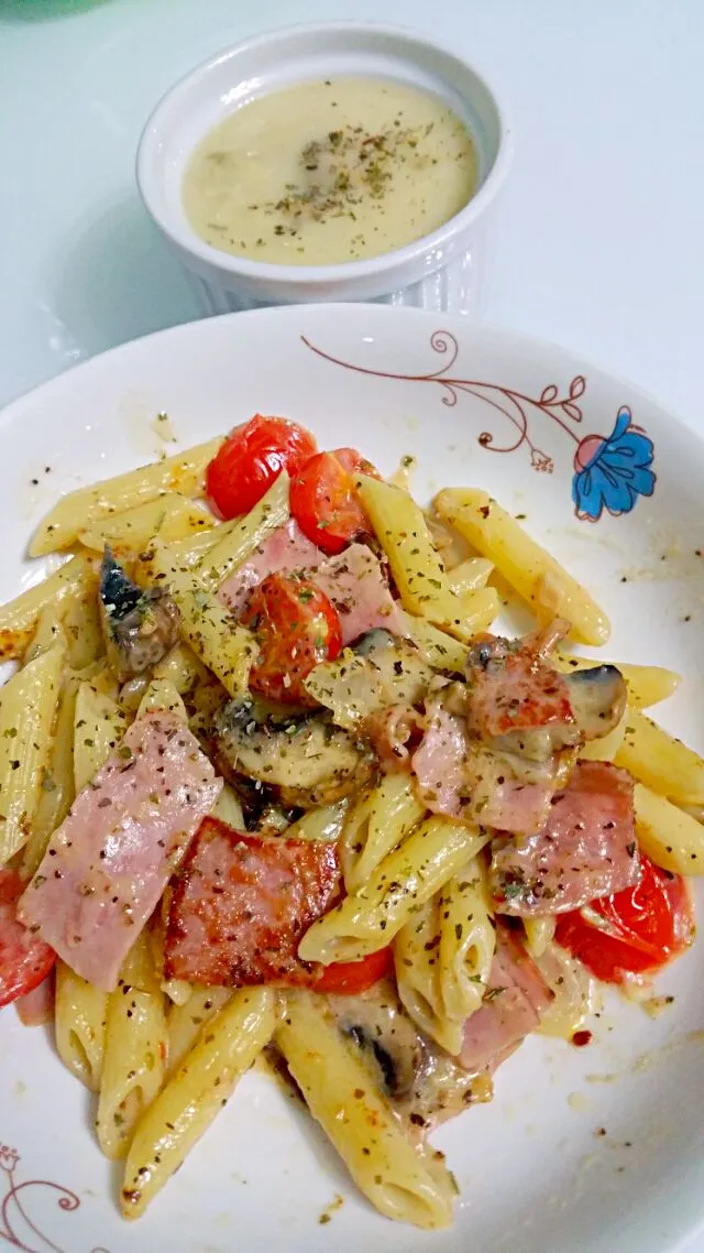 Carbonara penne with garlic portobello honey baked ham & cherry tomatoes Italian herbs seasalt olive oil  & clam chowder soup😍😙😘😙😘😙😚😚😚👄👅👅👅💋💋💋💋|🌷lynnlicious🌷さん