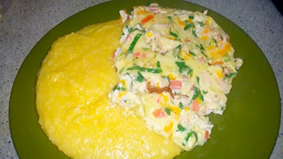 Bahamian Junkanoo Eggs (onions, spinach, tomatoes, cheddar cheese and sliced turkey) with Yellow Grits.|Juan Simmsさん