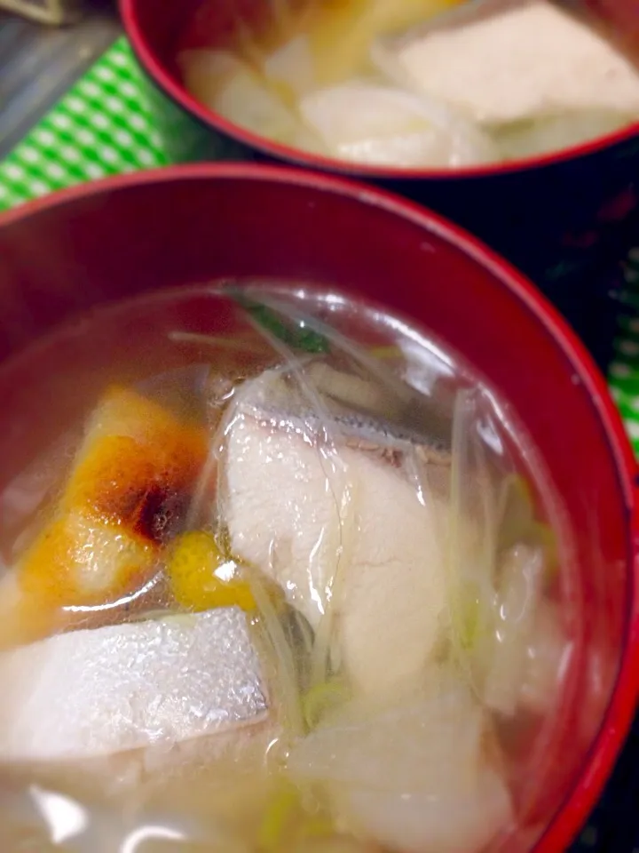 あご出汁にブリが博多流〜ここへカツオ菜が入ると完璧なんですが…東京の正月でカツオ菜は中々出会えません😝#お雑煮#博多#ブリ|こなちゅんさん