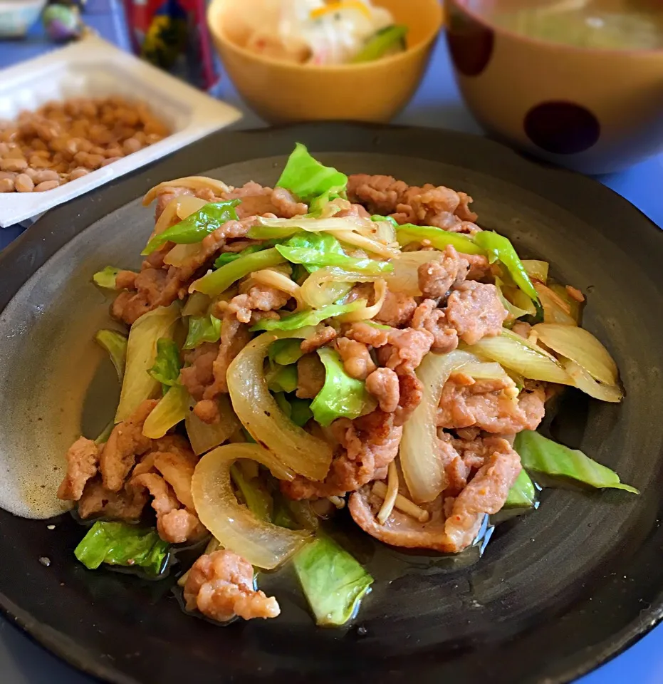 昼ごはん  肉野菜炒め かぶの浅漬け 納豆 味噌汁|ぽんたさん