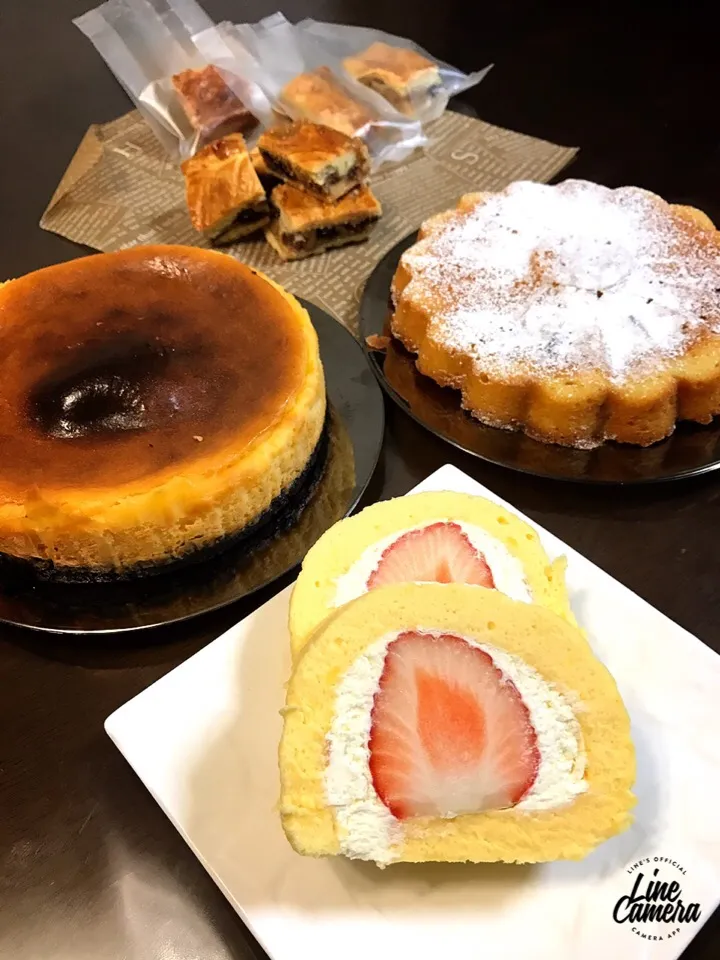 Snapdishの料理写真:Rizmuさんの料理 シフォンロールケーキ✨新年会のスイーツ💕
Rizmuさんのガトーフロマージュ、sakurakoさんのパン・ドゥ・ジエーヌ、すずらんさんのスイス🇨🇭のお菓子|とんちんさん