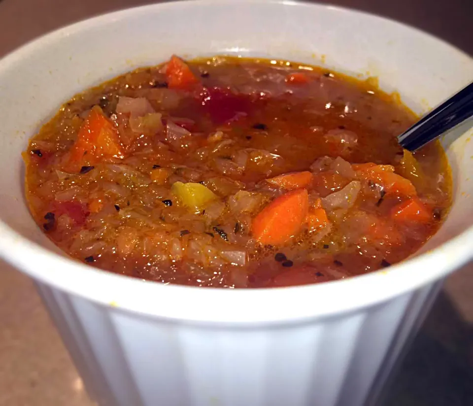 Finely chopped veggie and cabbage soup.|Karenさん