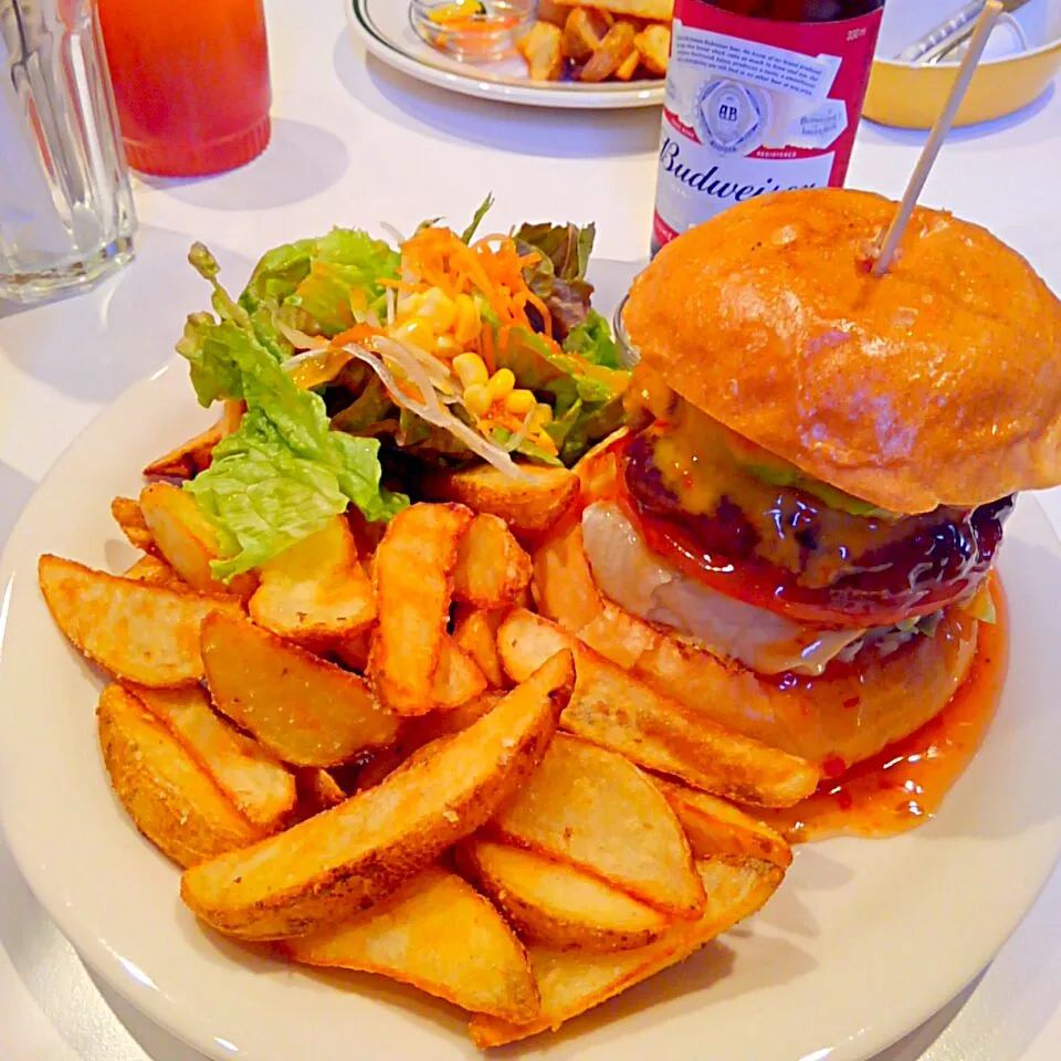 SBダイナー神戸のアボカドチリチーズバーガーＭセット🍔とバドワイザー🍺|うたかた。さん