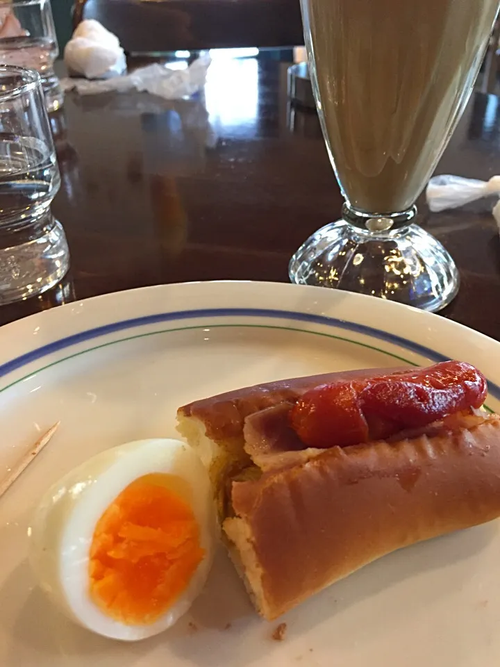 Hot dog , hard boiled egg, banana and ice latte
At Zin|Kyashiiさん