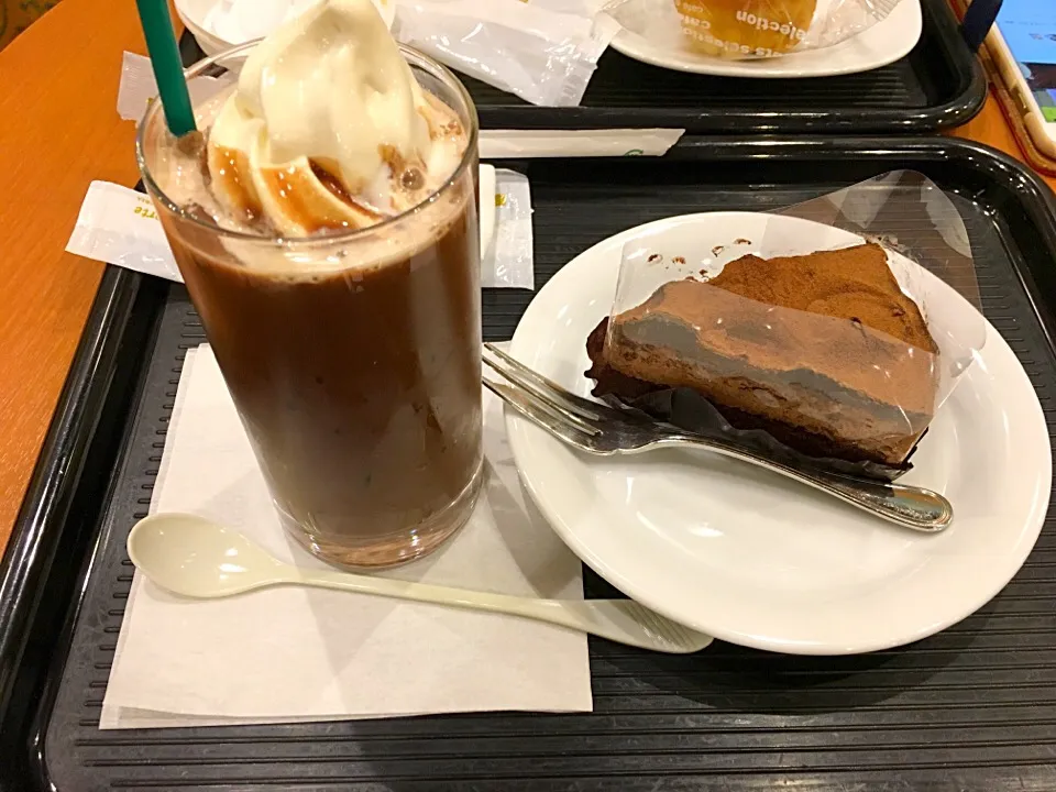 ココアラテ&チョコレートケーキなう😊✨|た〜君さん