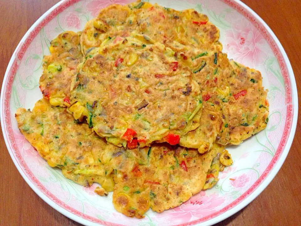 Zucchini, sweet corn, red pepper and parmesan pancakes|Emmaさん