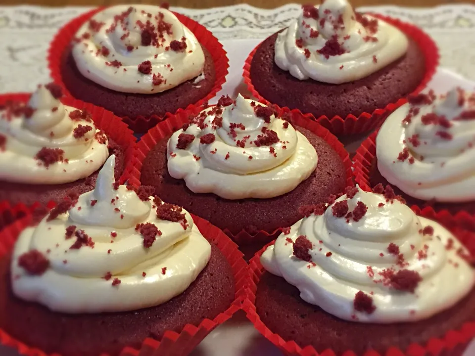 Red velvet cupcake w/ cream cheese frosting ❤️|Yona Kiren Kohさん