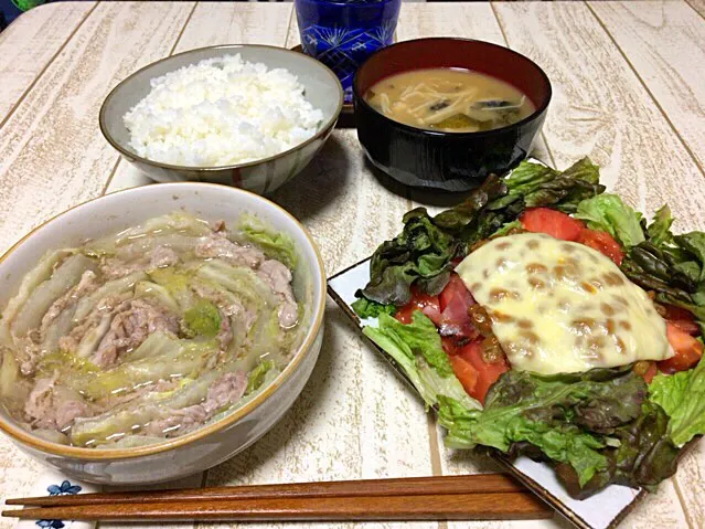 今日の男飯(＞人＜;)晩ご飯バージョン♬
白菜と豚肉のミルフィーユandトマトとベーコンと納豆のとろけるチーズand大根葉としめじと長ネギとワカメの味噌汁andごはん♬|ひーちゃんさん