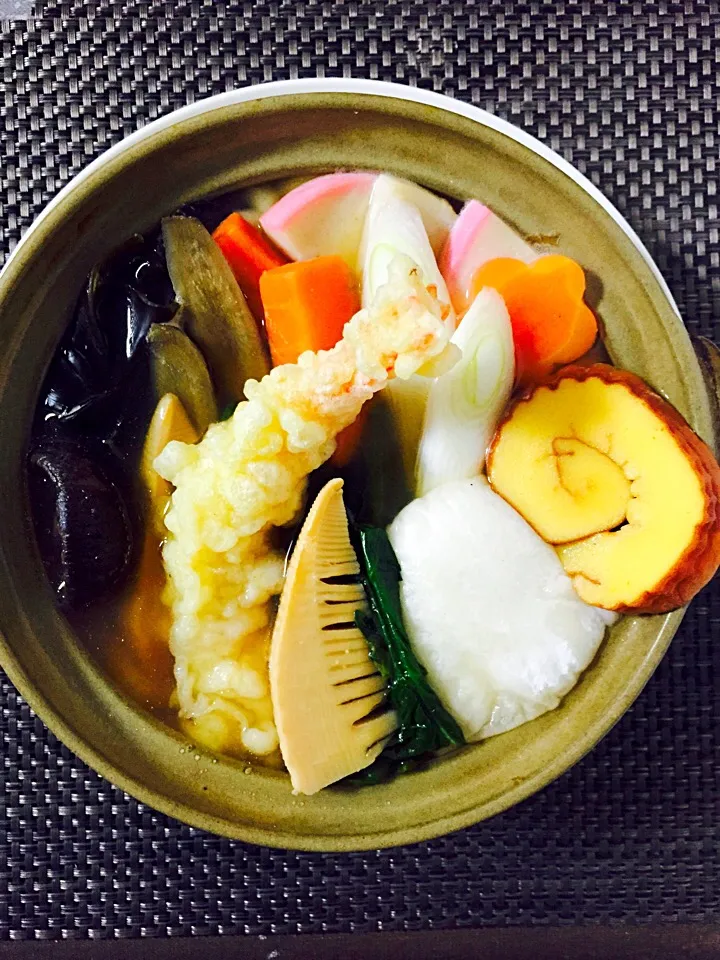 おせちの残りで恒例の鍋焼きうどん🐔|葉っぱのおさらyokomamaさん