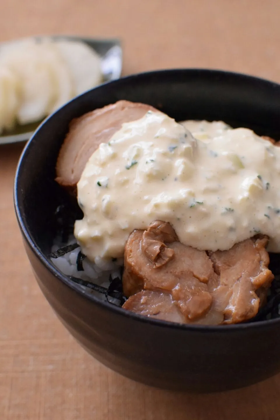 タルタルソースがけ！鶏ももチャーシューのがっつき丼
 #肉 #丼|アマイモノ・クウ蔵さん