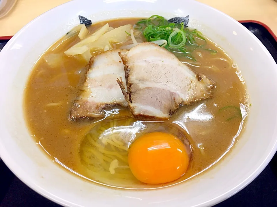 Snapdishの料理写真:うりぼうのラーメン生卵トッピング|みやもささん