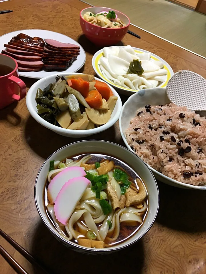 大晦日のお昼ごはん
お土産のきしめんとお赤飯など|みゅうさん