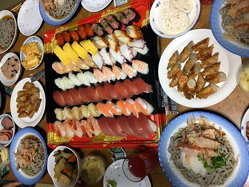 Snapdishの料理写真:大晦日の夜ごはん
年越しおろし蕎麦とお寿司|みゅうさん