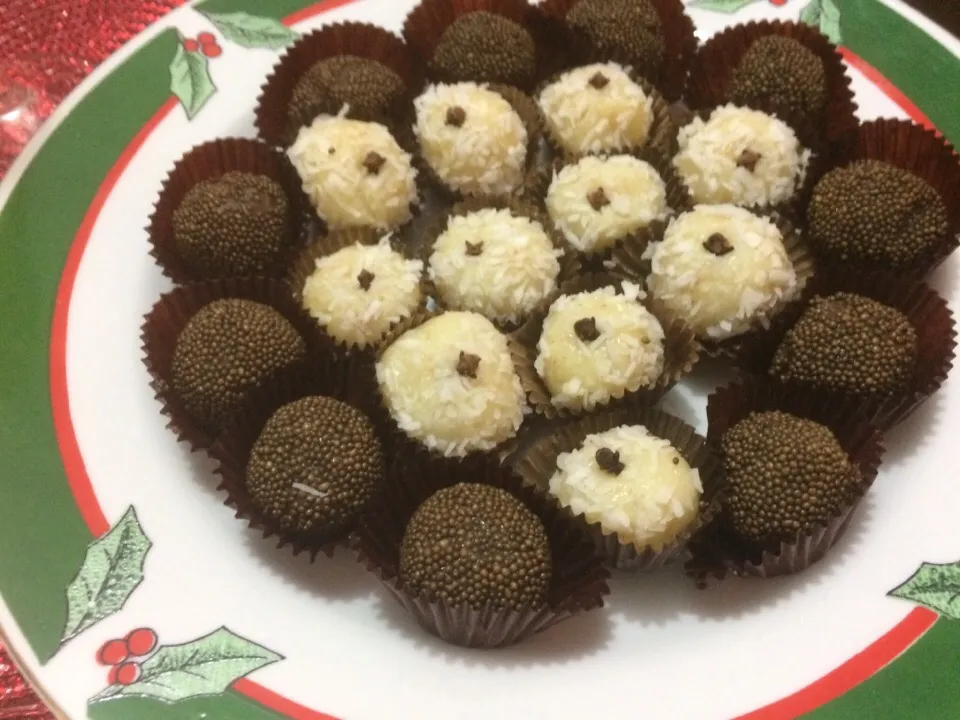 Snapdishの料理写真:Dulces de coco y chocolate|Justo Romeroさん