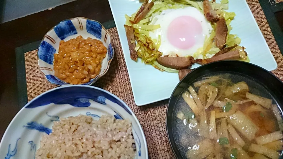 目玉焼きチャーシュー添え＆納豆＆かいわれの味噌汁|まぐろさん