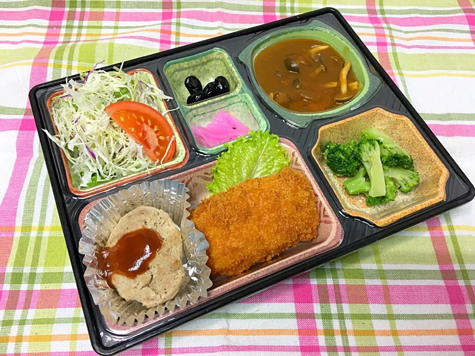 Snapdishの料理写真:きのこたっぷりポークカレー 日替わり弁当 豊川市宅配|Naokazu Kuritaさん