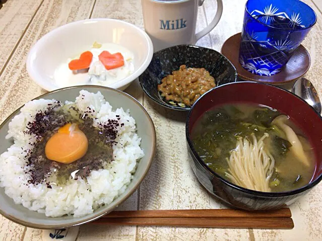 今日の男飯(＞人＜;)朝ごはんバージョン♬
しそ卵かけごはんandえのきとブナシメジと大根葉とサニーレタスとワカメの味噌汁and納豆andピクルスヨーグルト♬|ひーちゃんさん