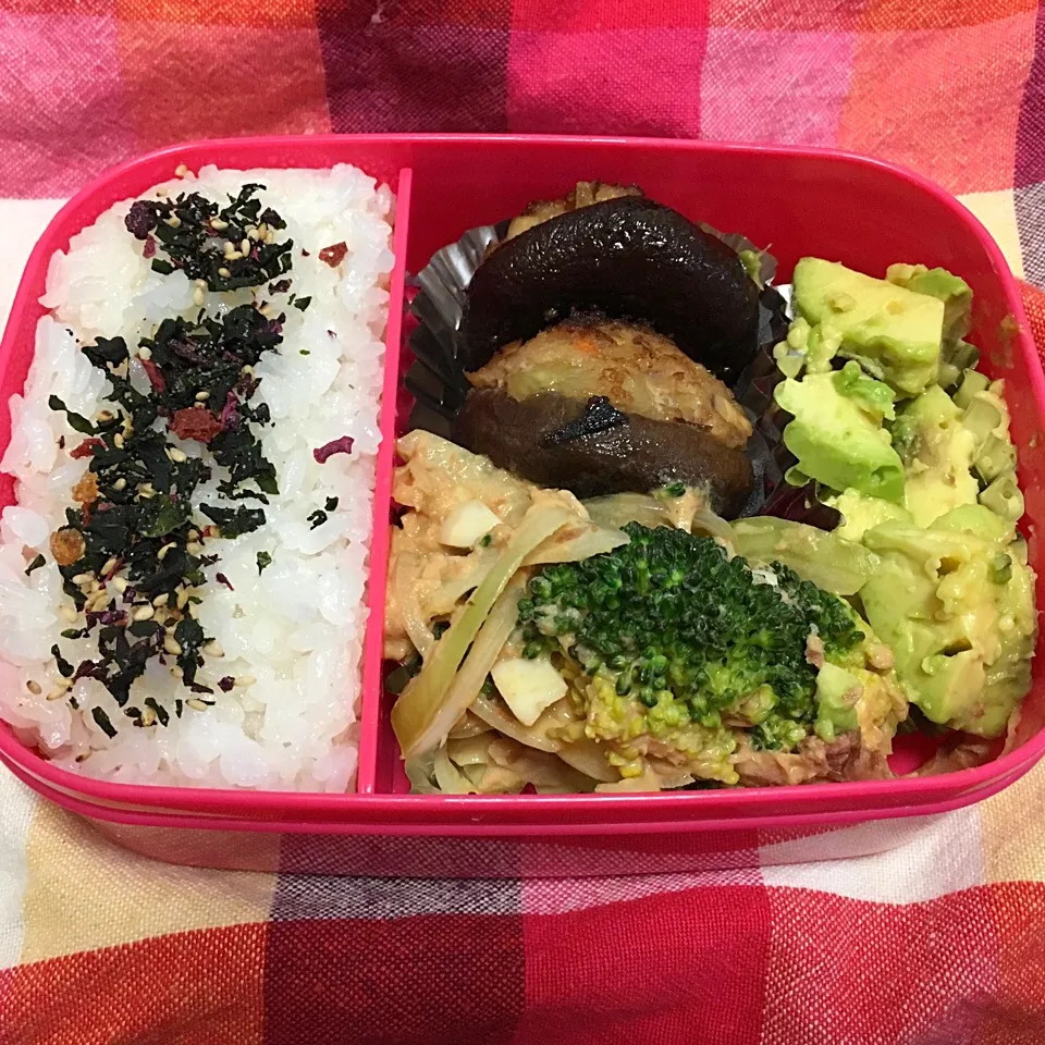 Snapdishの料理写真:新年初のお弁当。しいたけの肉づめ、ブロッコリーと卵のおかかオイマヨあえ、アボカド！|kiyamakamoさん