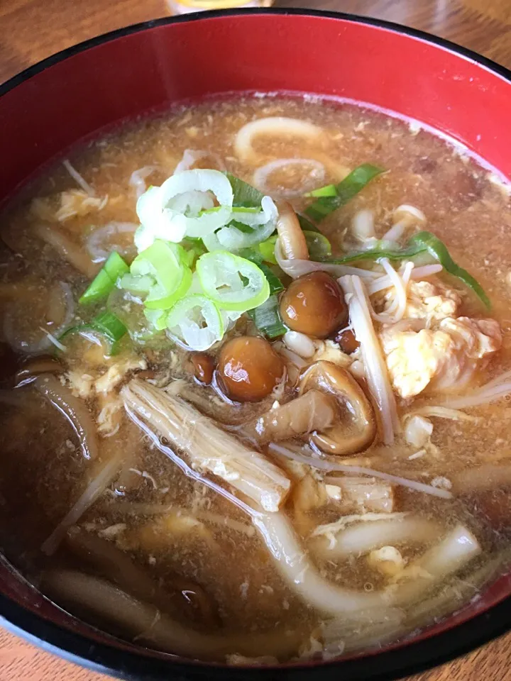 Snapdishの料理写真:正月料理でお腹が疲れてきたので
お昼は
キノコうどん|Miekoさん