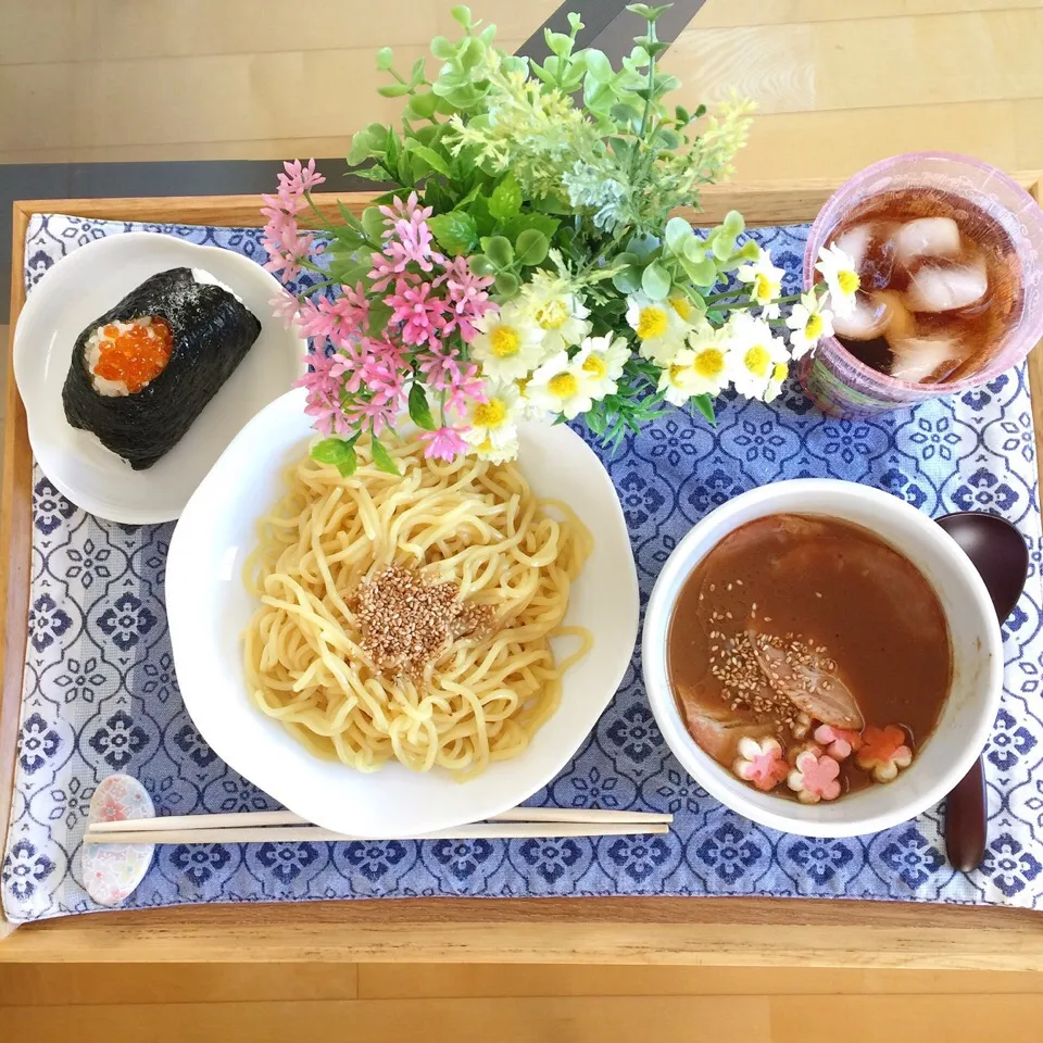 1/5❤︎娘の冬休みランチ❤︎
・魚介とんこつ醤油つけ麺
・いくら醤油漬けおにぎり|Makinsさん