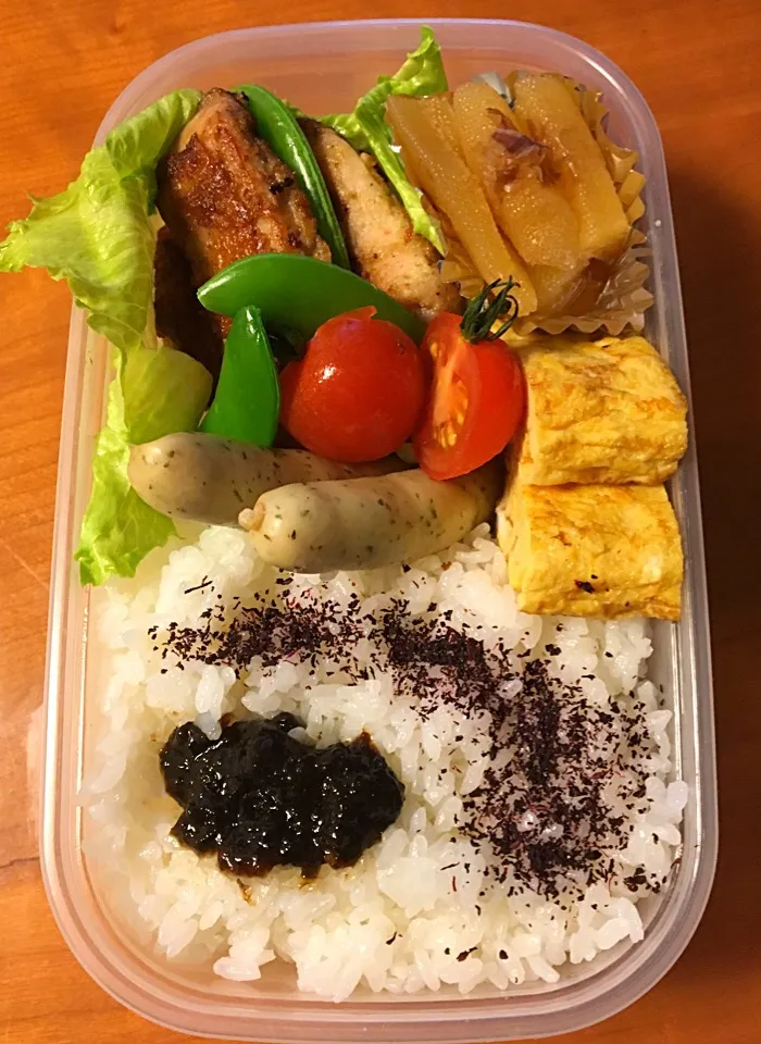 Snapdishの料理写真:2017年 初弁当‼️
チキンのチーズパン粉焼き  ウィンナー  玉子焼き  数の子  スナップエンドウ＆プチトマト|みゆさん