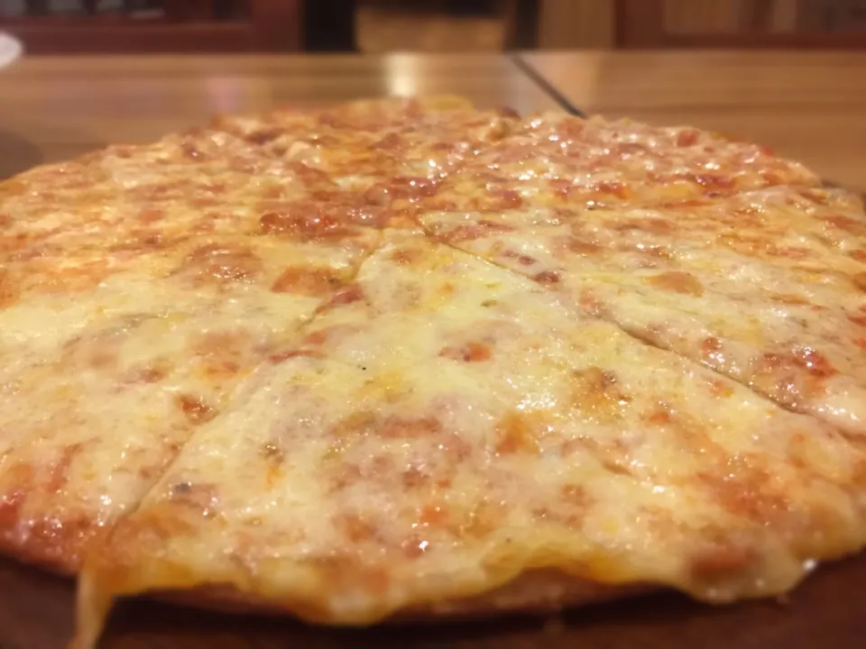 plain and simple but simply delish thin crust cheese pizza|Cloudy Gさん