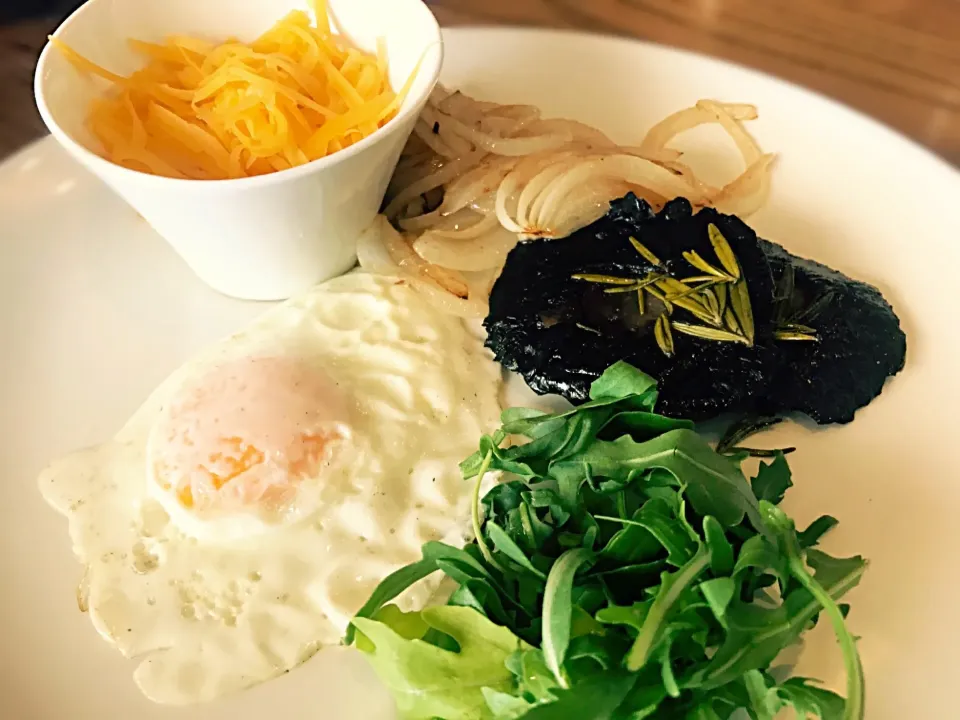 #egg #mushroom #onion #cheddarcheese #rocket|Sergio Lacuevaさん