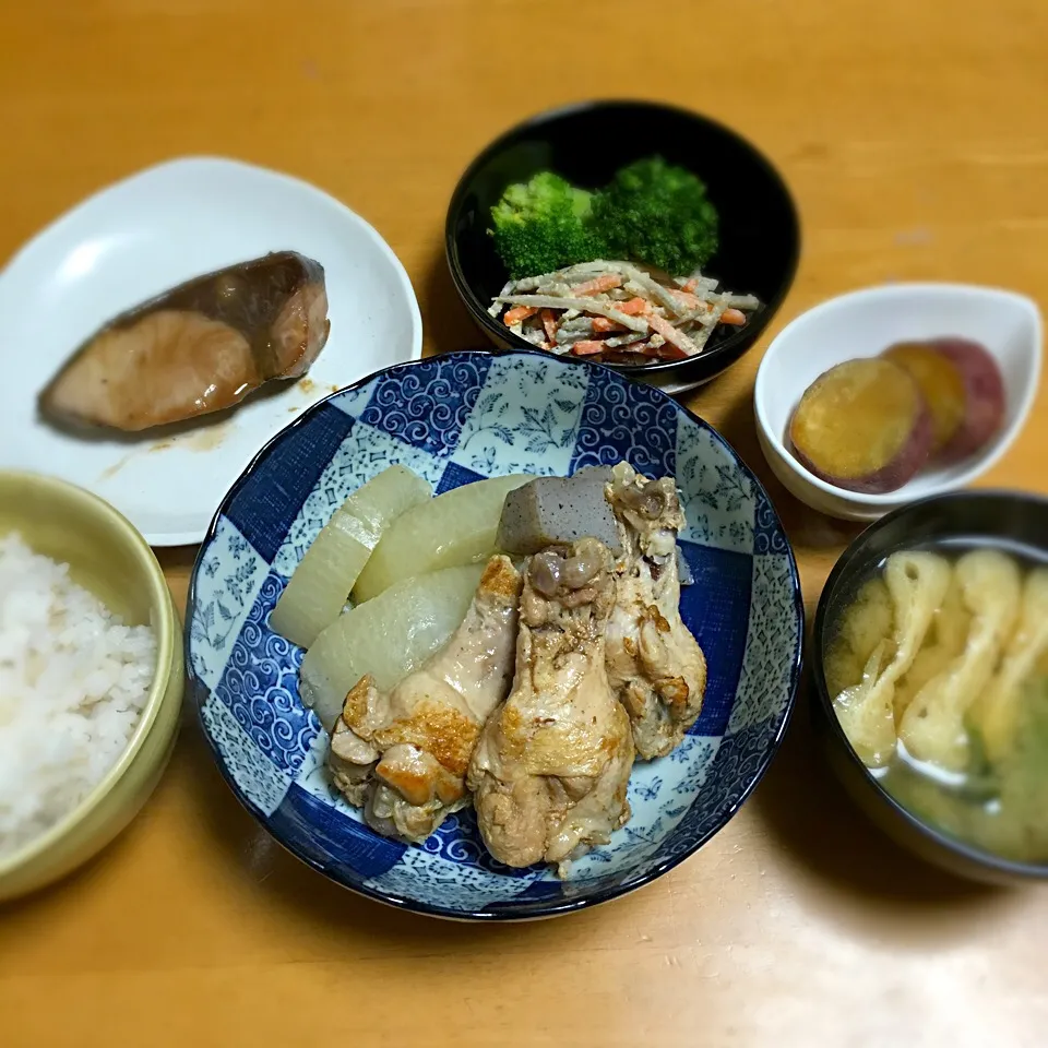 Snapdishの料理写真:手羽元と大根の煮物
さつまいもの甘煮
ぶりの照り焼き
ゴボウと人参のゴマドレサラダ
ほうれん草とあげの味噌汁|えりこさん