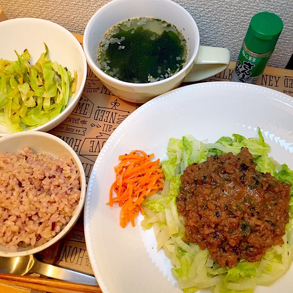 Snapdishの料理写真:白菜のひき肉あんのせ
蒸しクミンキャベツ
キャロットラペ
エスニック風ワカメスープ
雑穀玄米|yumyum😋さん