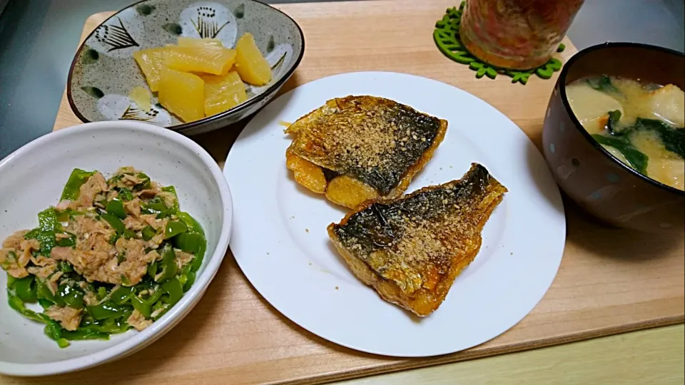 さわらの蒲焼き、無限ピーマン、数の子、味噌汁|おむすびさん