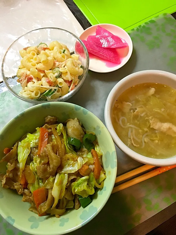 Snapdishの料理写真:焼肉丼、白菜と豚バラ肉と白滝の味噌汁、マカロニサラダ(*´﹀`*)|ライムさん