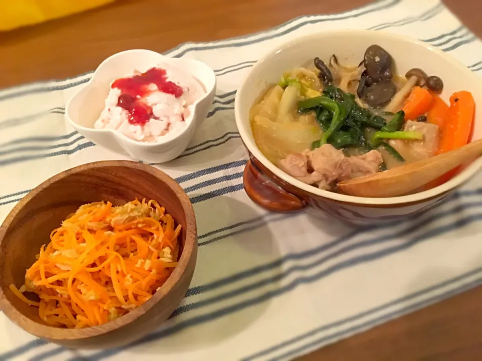 Snapdishの料理写真:とり野菜みそ
にんじんしりしり
苺のババロア|まのっくすさん