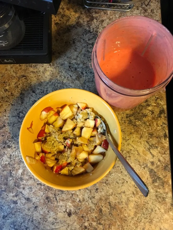 Zero sugar strawberry smoothie with plain oatmeal and one diced Gala apple. |Racquel Annさん