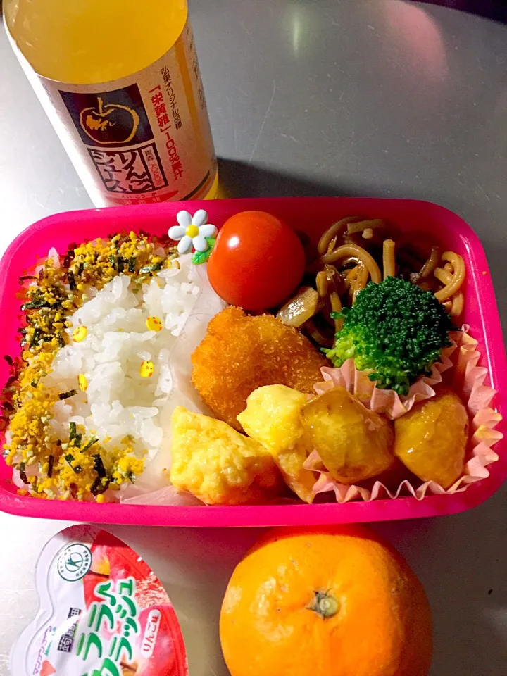 Snapdishの料理写真:今年も弁当始まりました…
四女  児童館  お弁当🍱|しげっちさん