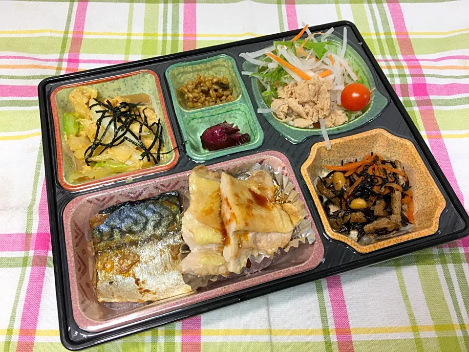 Snapdishの料理写真:チキンソテーステーキソース 日替わり弁当 豊川市宅配|Naokazu Kuritaさん