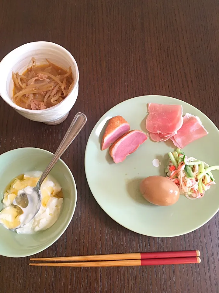 1月6日朝ごはん 余り物 煮卵 もやしスープ ヨーグルト|やすこさん