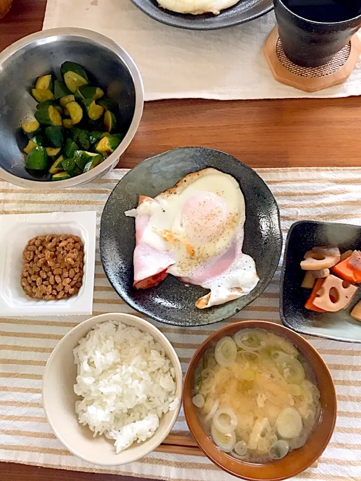 休日の朝ご飯
#ご飯
#お味噌汁
#ハムエッグ
#根菜の煮物
#キュウリのお漬物
#納豆|ATSUMIさん