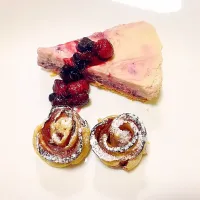 Snapdishの料理写真:Berry yogurt cheesecake & Apple pie
ベリーのヨーグルトチーズケーキとアップルパイ|Himechurinさん