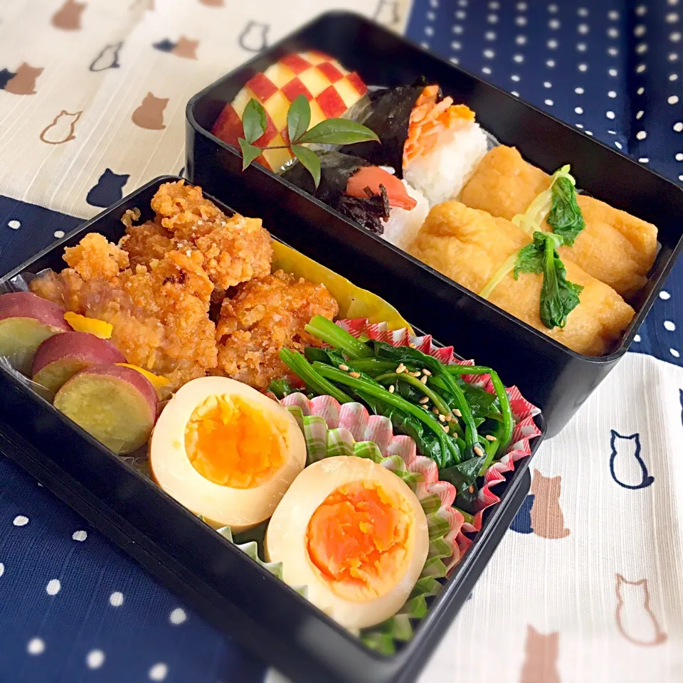 Snapdishの料理写真:受験生の冬季講習のお弁当
(^ ^)
米油で立田揚げ
サクサクと揚がりました。
おいなりさんに鮭、梅の俵握り、
ほうれん草ナムル
煮卵
紅あずまを柚子ときび砂糖煮
サンフジ林檎は市松カットで
出来上がり(*´∇｀*)|kunipさん