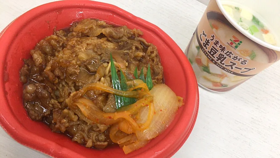 牛焼肉のっけ丼とうま味広がるごま豆乳スープを頂きました。|momongatomoさん