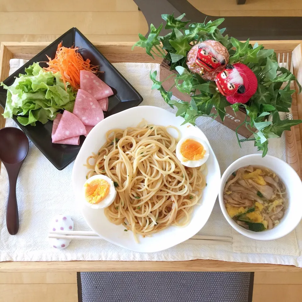 1/6❤︎娘の冬休みランチ❤︎
・柚子醤油パスタ
・ボロニアソーセージハムとサラダ
・舞茸のスープ|Makinsさん