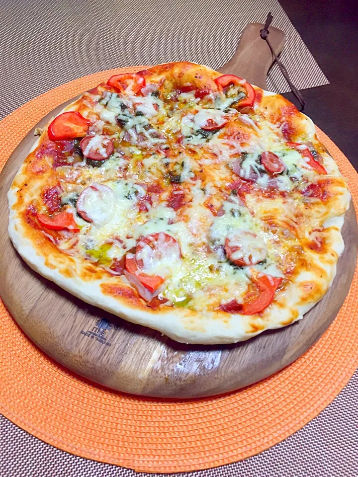 生ハムとバジルの🍕ピザ焼きあがりました。😍|ジャスミンさん